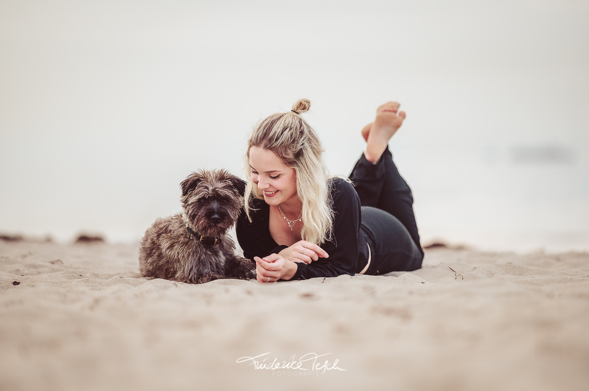 Entspanntes Fotoshooting am Strand mit deinem Hund | Hundefotograf Rostock | Tierfotograf Mecklenburg-Vorpommern