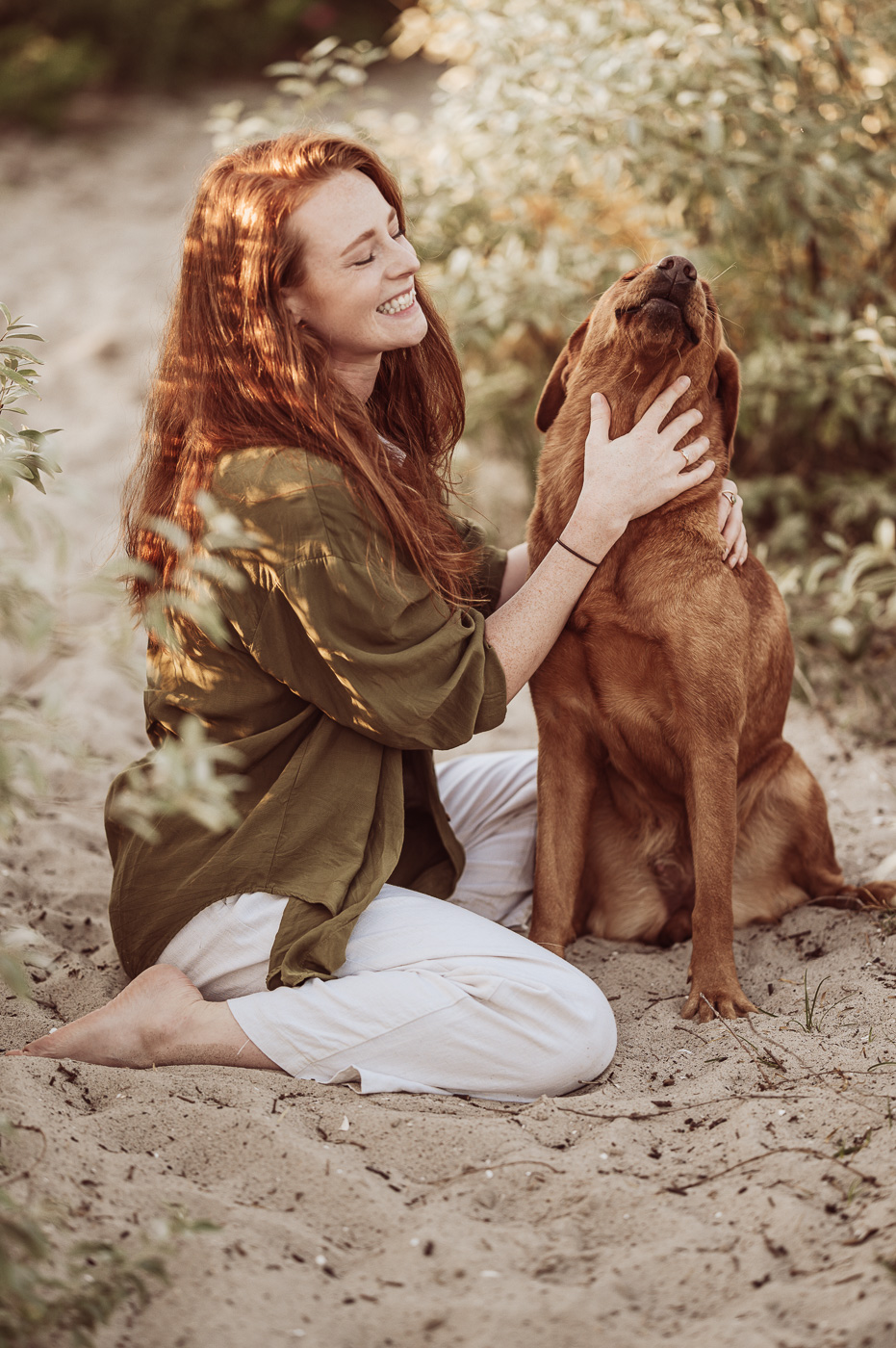 Emotionale und authentische Hundefotografie für Mensch und Hund am Strand mit Labrador