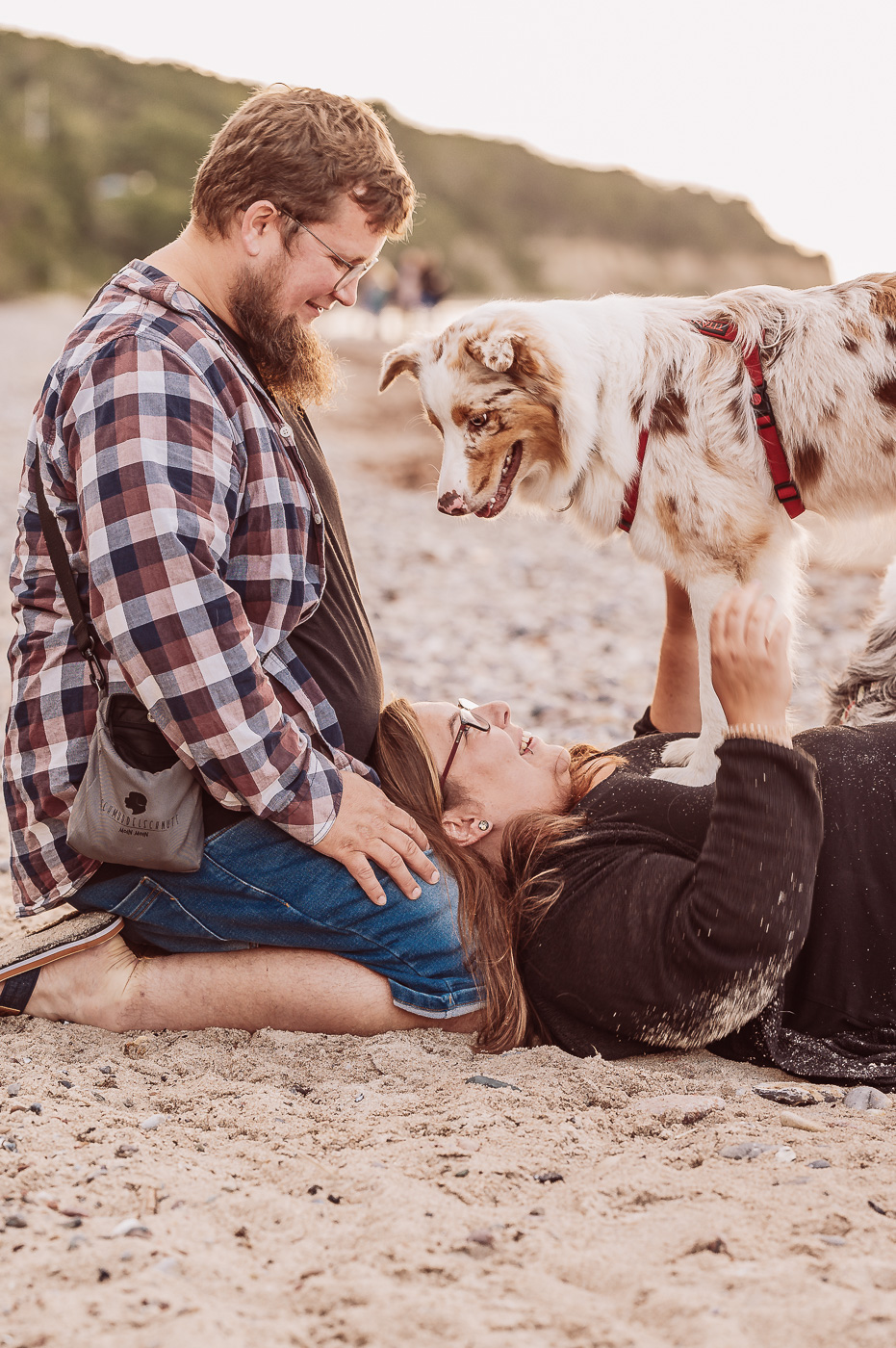 Emotionale und authentische Hundefotografie für Paare am Strand mit Aussie