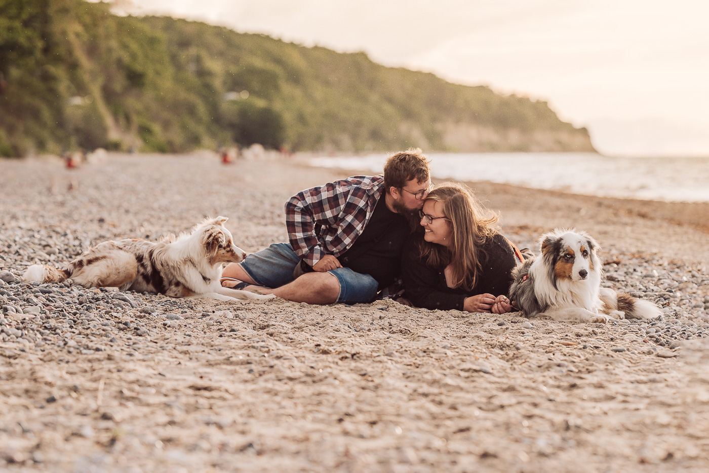 Emotionale und authentische Hundefotografie für Paare am Strand mit Aussies