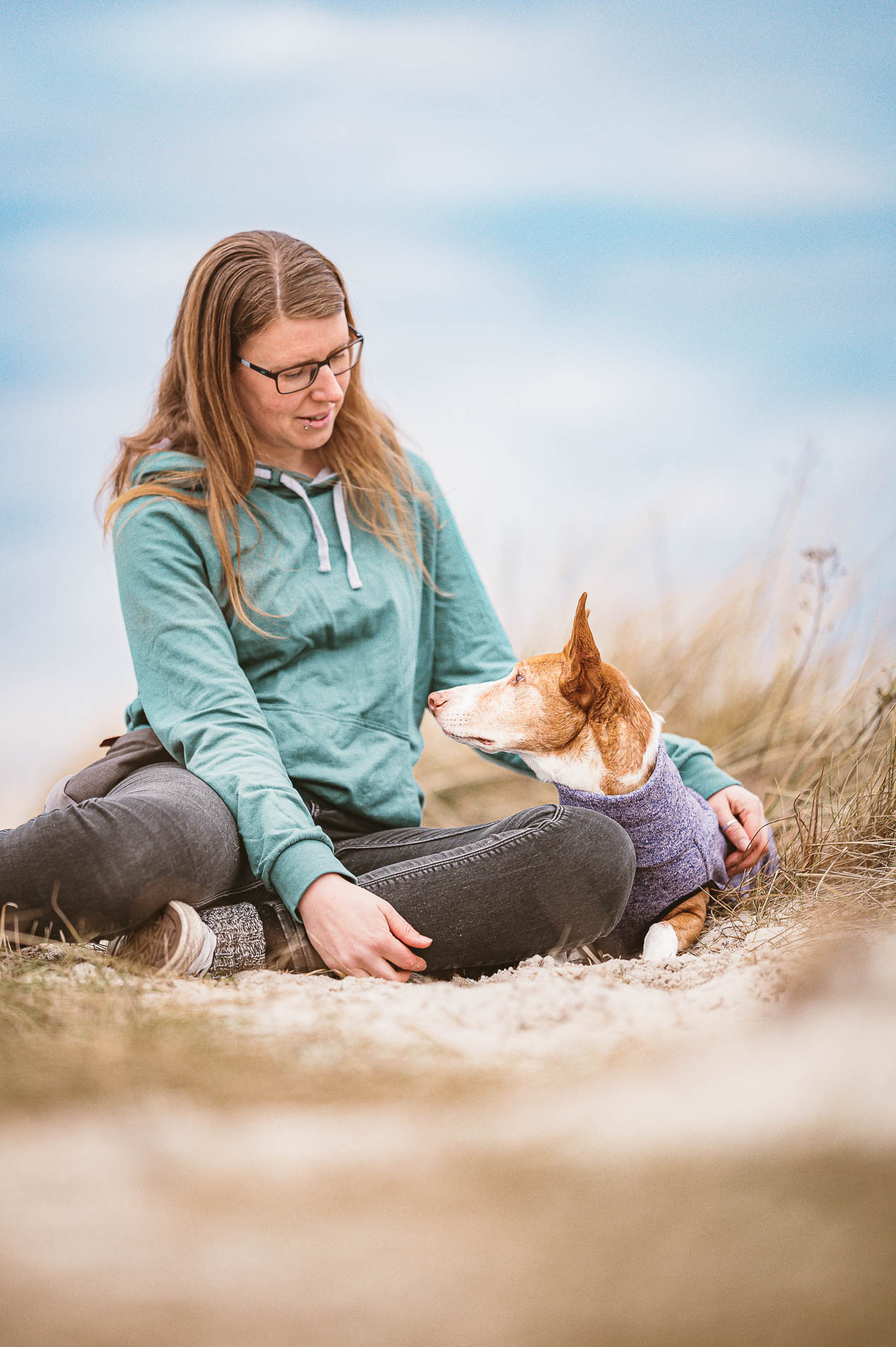 Emotionales Fotoshooting mit Hund am Strand in Rostock