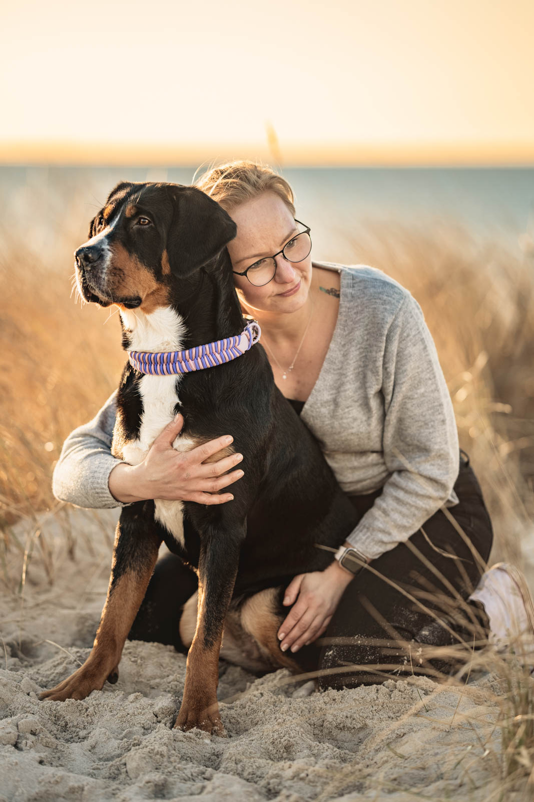 Fotoshooting-Paar-mit-Hund-Rostock-Ostsee-Hundefotograf-Tierfotograf-großer-schweizer-sennenhund-28 Fotoshooting mit Paar und Hund - Großer Schweizer Sennenhund | Hundefotograf Rostock | Tierfotograf