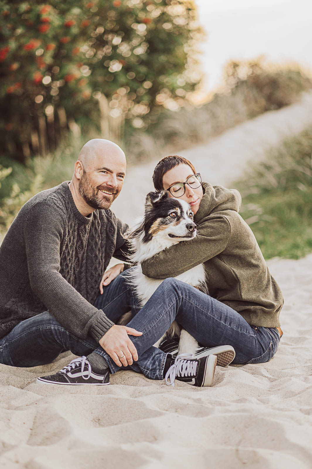 Fotoshooting am Strand bei Rostock mit Paar und ihrem Aussie | Hundefotografin
