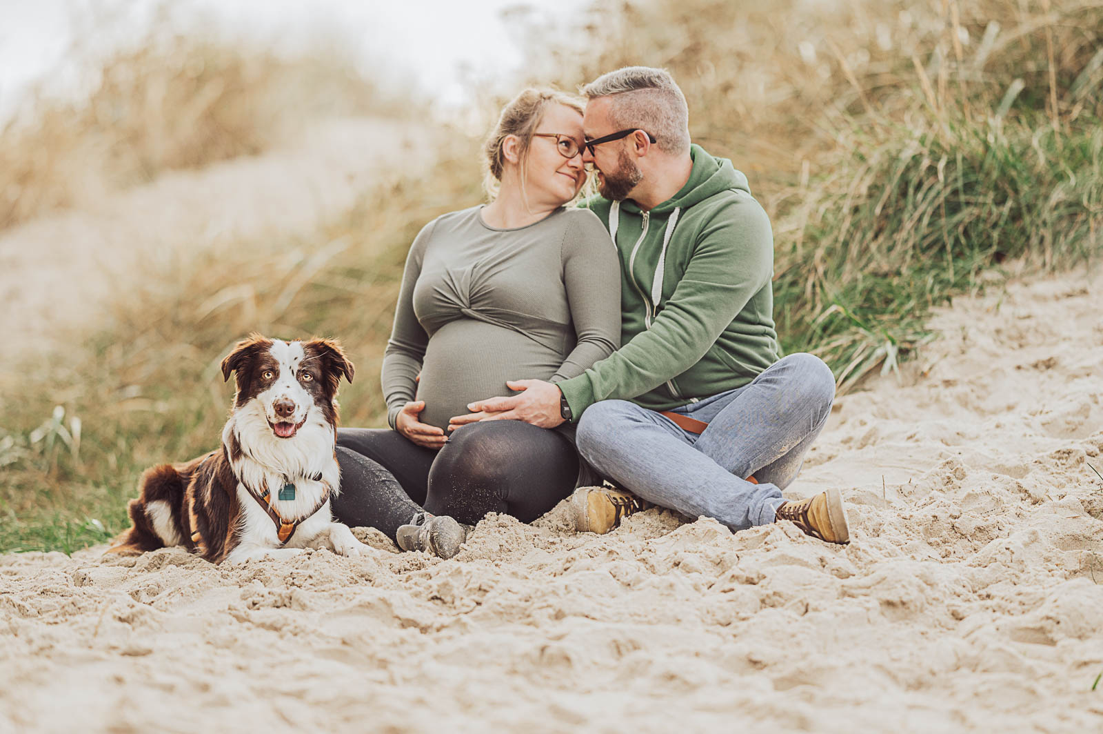 Fotoshooting mit Babybauch und Aussie Junghund Rostock | Hundefotografin