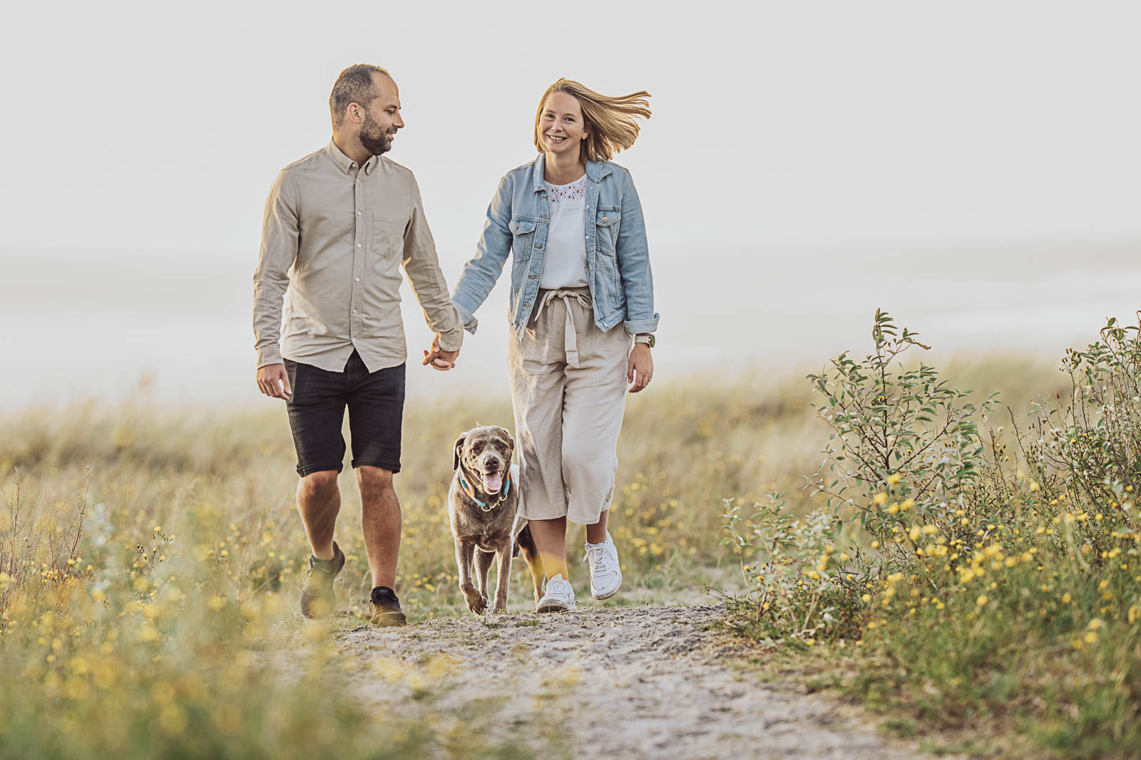 Paar-Fotoshooting am Strand mit ihrem Hund | Hundefotograf Ostsee