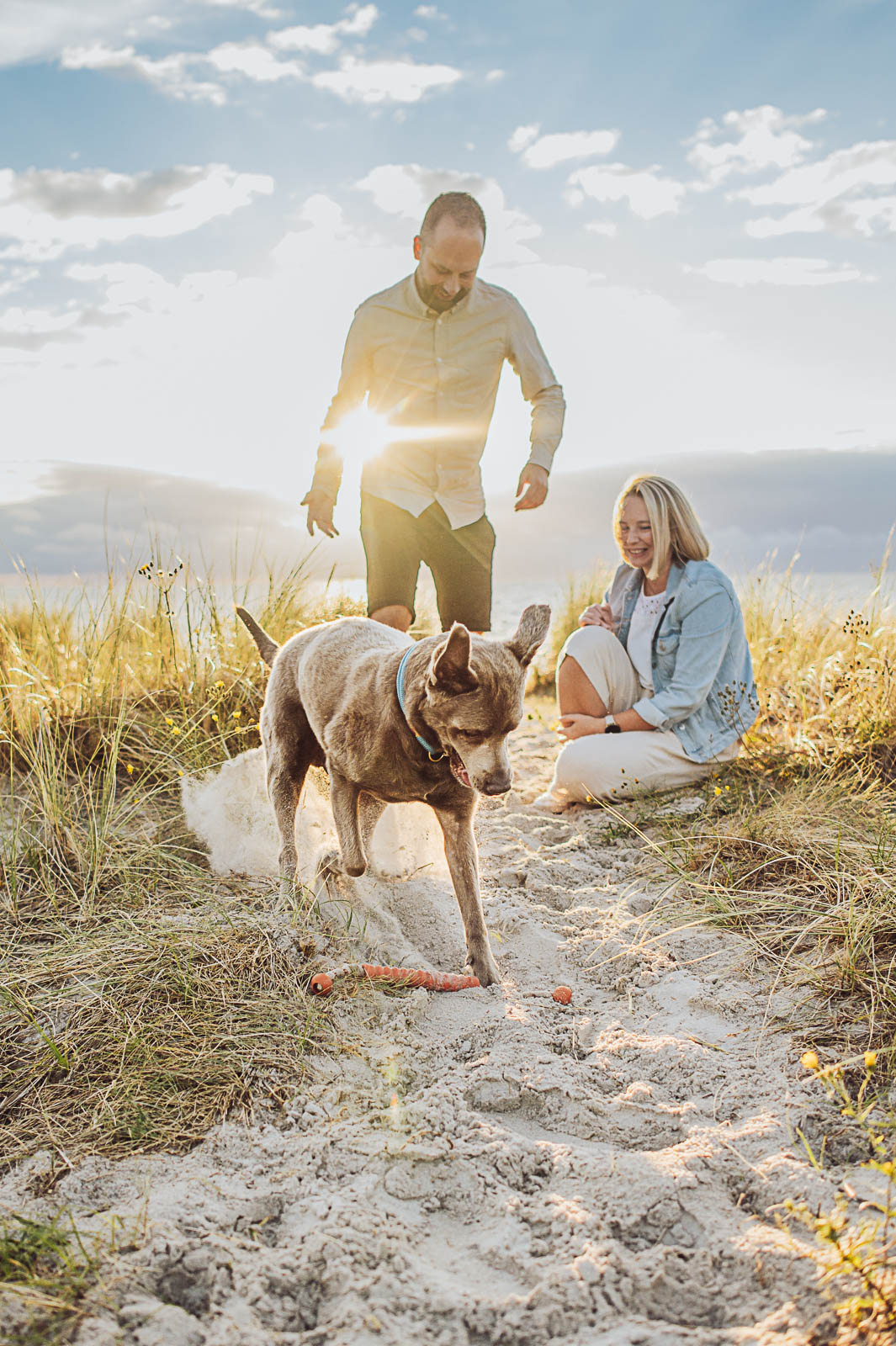 Paar-Fotoshooting am Strand mit ihrem Hund | Hundefotograf Ostsee