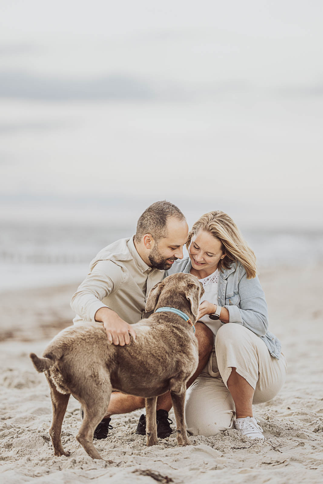 Paar-Fotoshooting am Strand mit ihrem Hund | Hundefotograf Ostsee