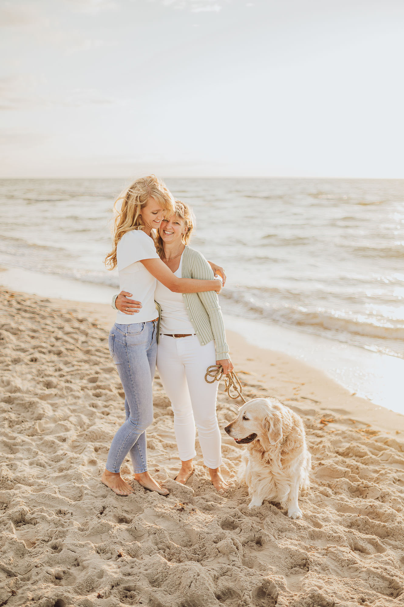 Familienfotoshooting-Hund-Australian-Shepherd-Ostsee-Graal-Müritz-17 Mutter-Tochter-Fotoshooting mit Familienhund an der Ostsee in Rostock