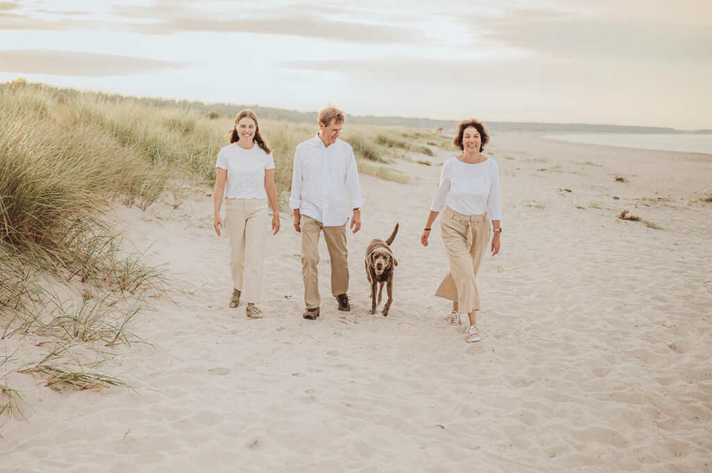 Familien-Fotoshooting mit Eltern und Tochter und Hund am Strand auf dem Darss