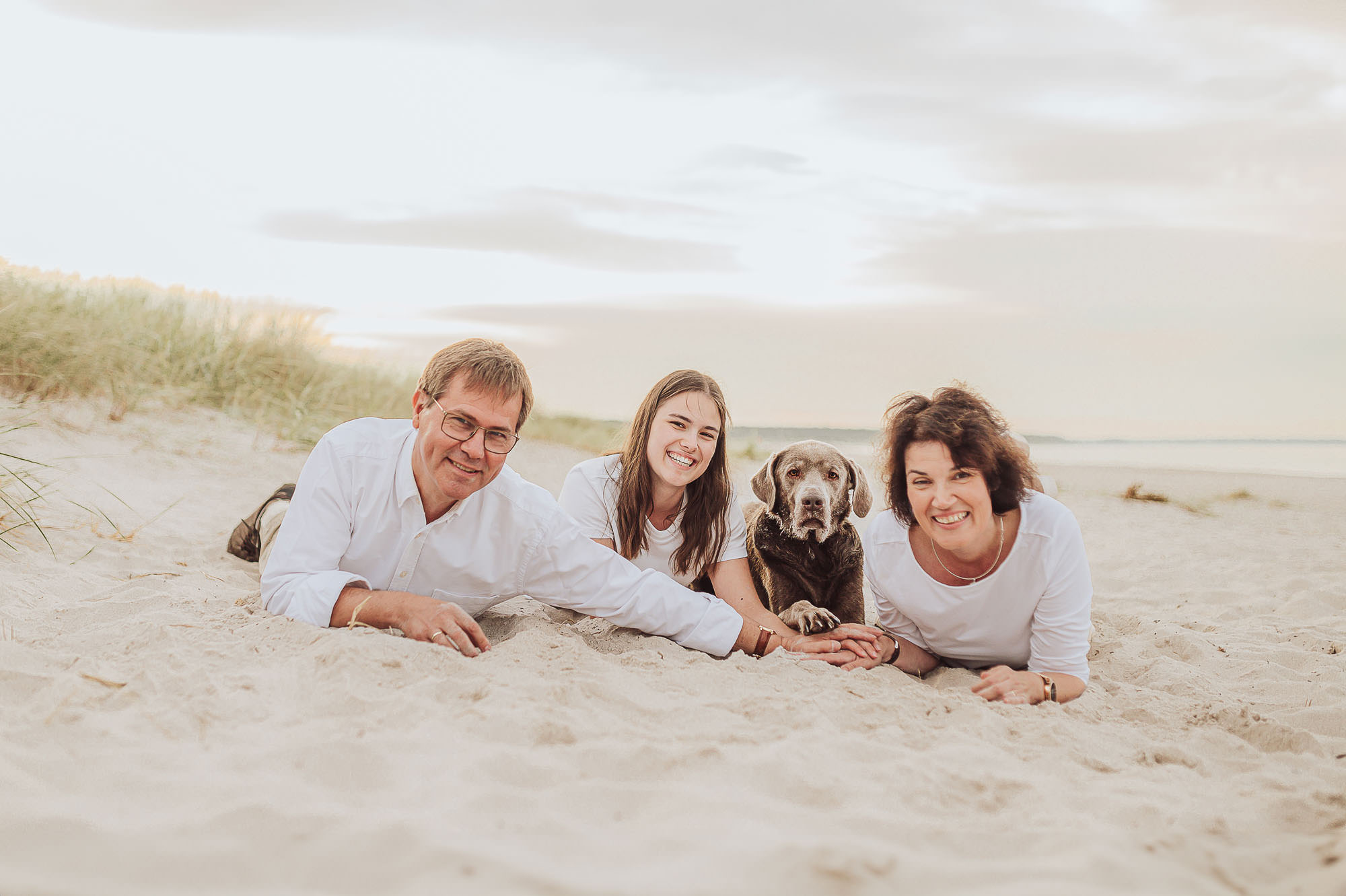 Beispielfotos 22 Familien-Fotoshooting mit Eltern und Tochter und Hund am Strand auf dem Darss