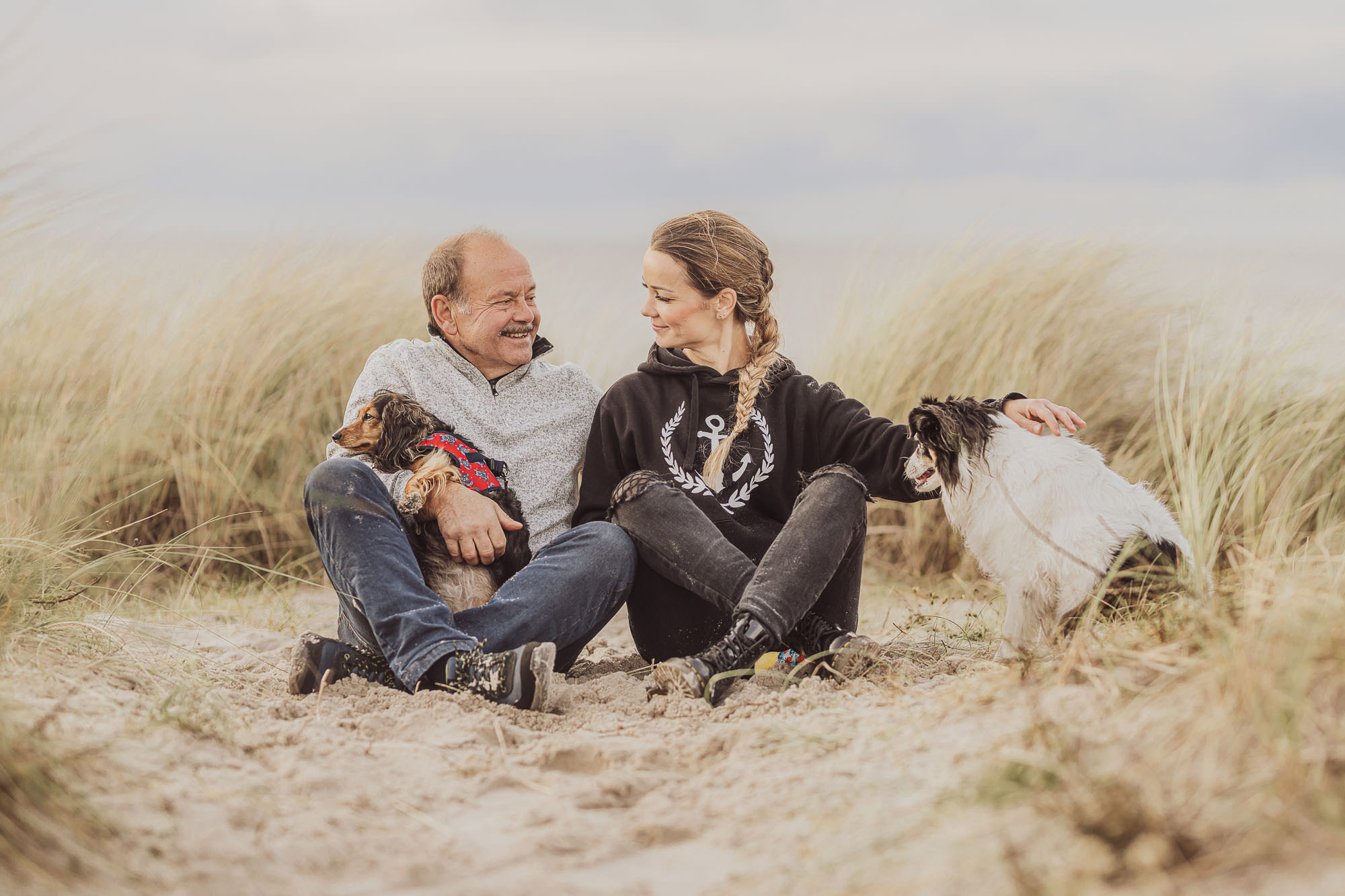 Familien-Fotoshooting mit Papa und Tochter und Hund am Strand in Rostock