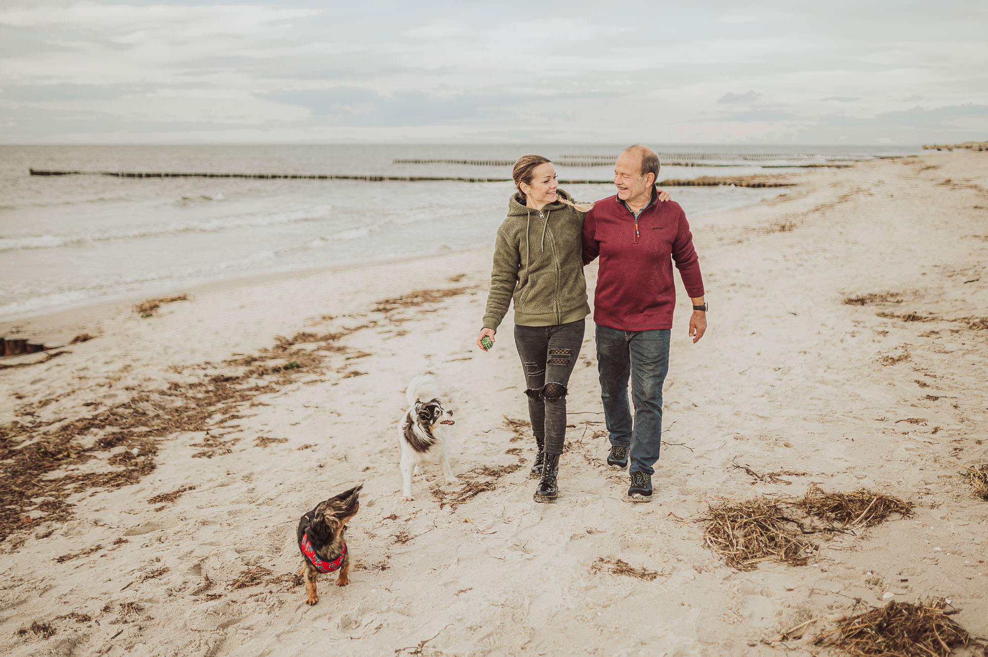 Familien-Fotoshooting mit Hund am Strand in Rostock