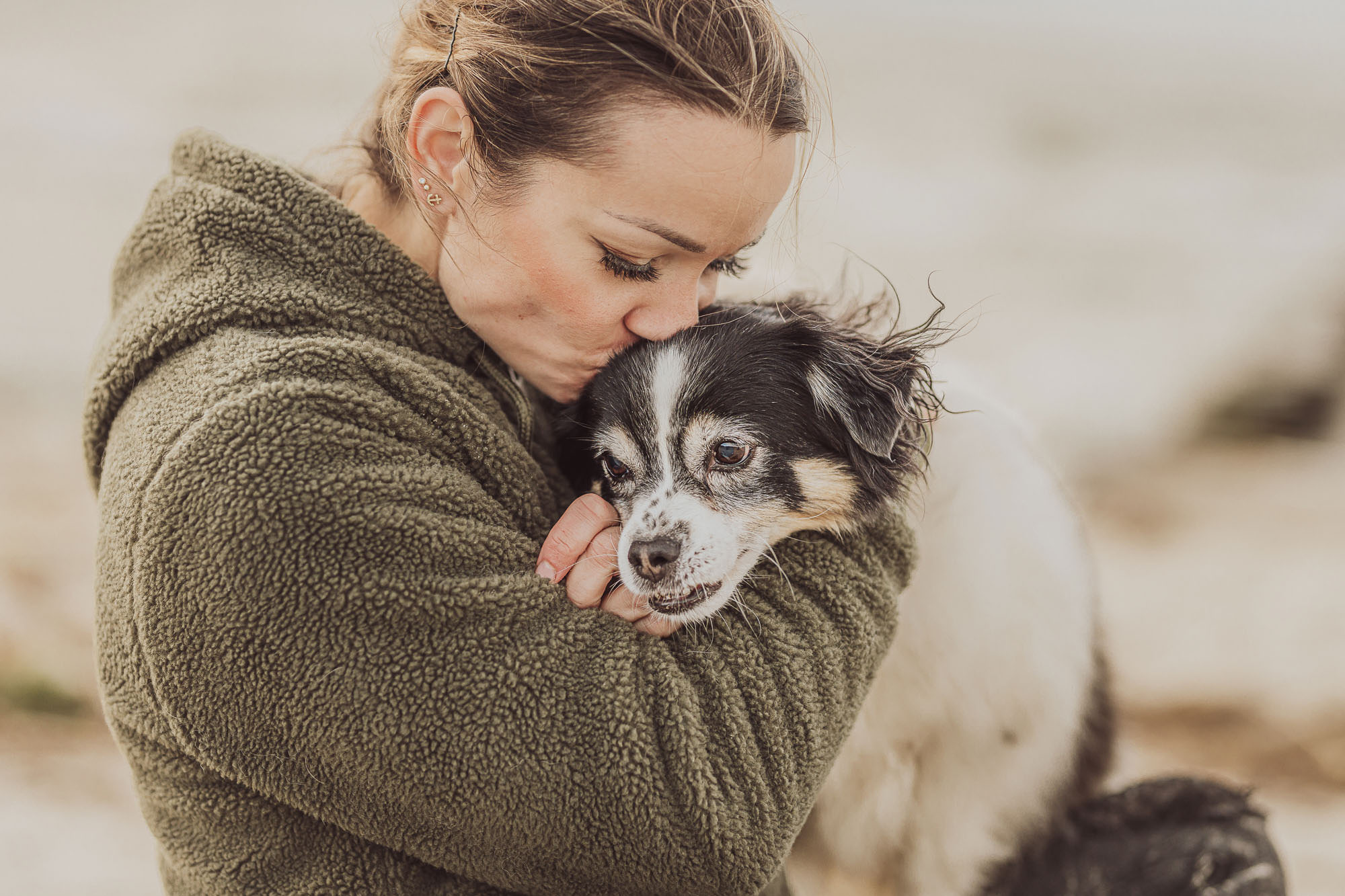 Frau und Aussie-Mix beim Hundefotoshooting am Strand in Greifswald