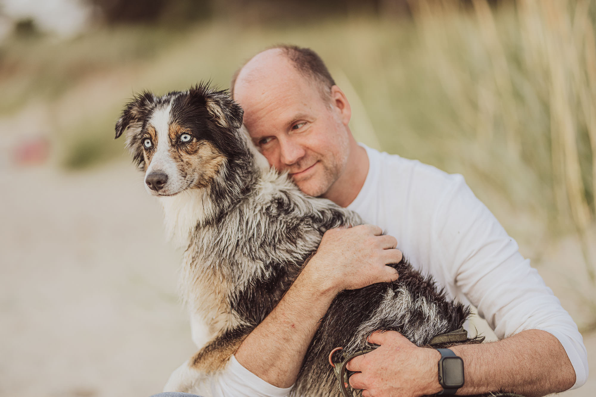Beispielfotos 8 Mann kuschelt mit Aussie beim Fotoshooting