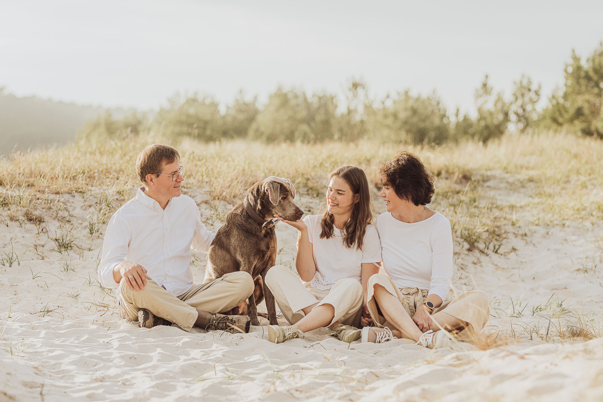 Familien-Fotoshooting mit Eltern und Tochter und Familienhund am Strand auf dem Darss