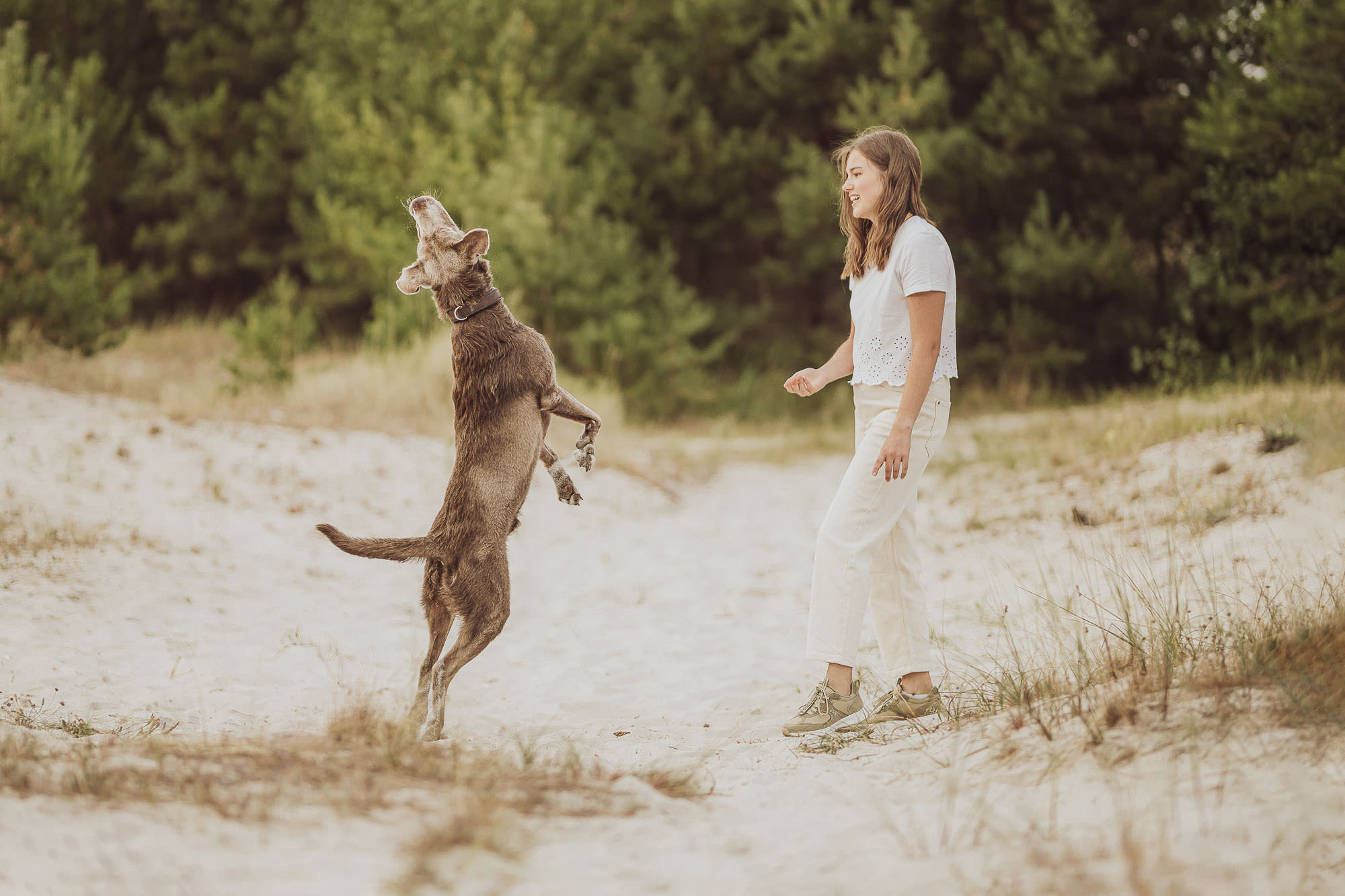 Beispielfotos 24 Familien-Fotoshooting mit Eltern und Tochter und Familienhund am Strand auf dem Darss