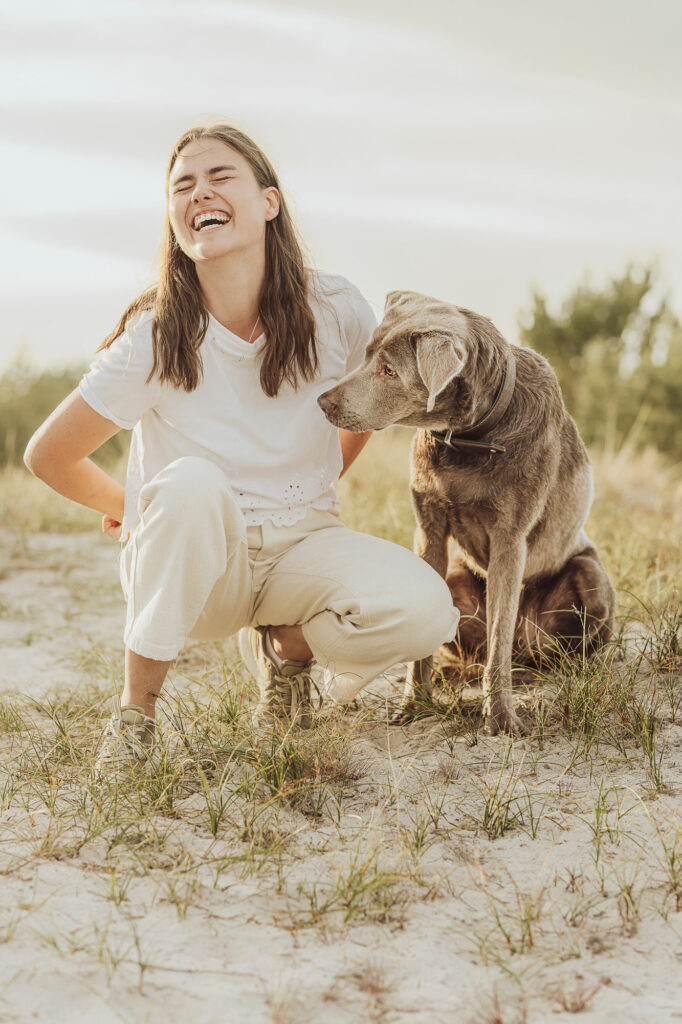 Familien-Fotoshooting mit Eltern und Tochter und Hund am Strand auf dem Darss