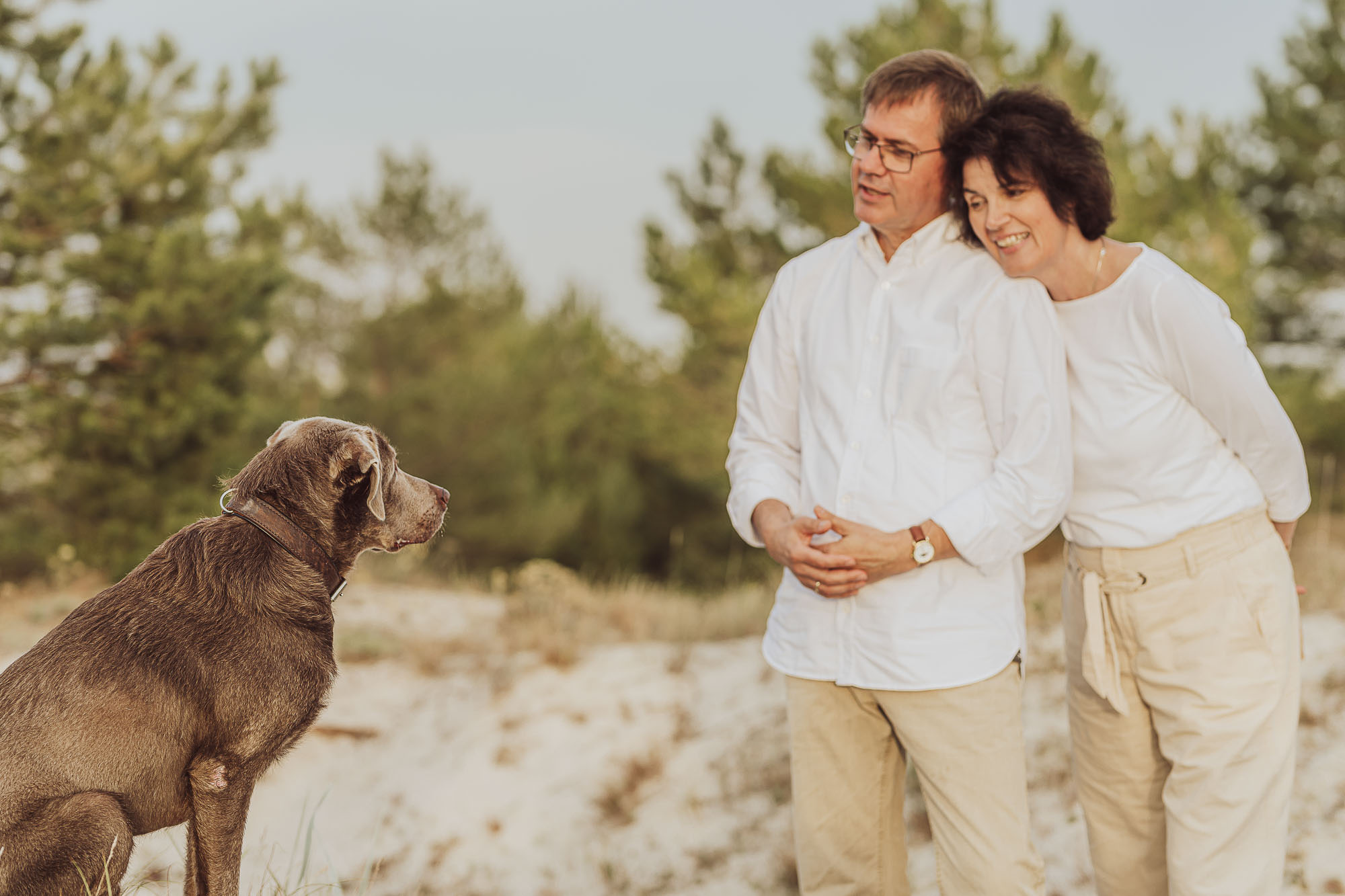 Familien-Fotoshooting mit Eltern und Tochter und Hund am Strand auf dem Darss