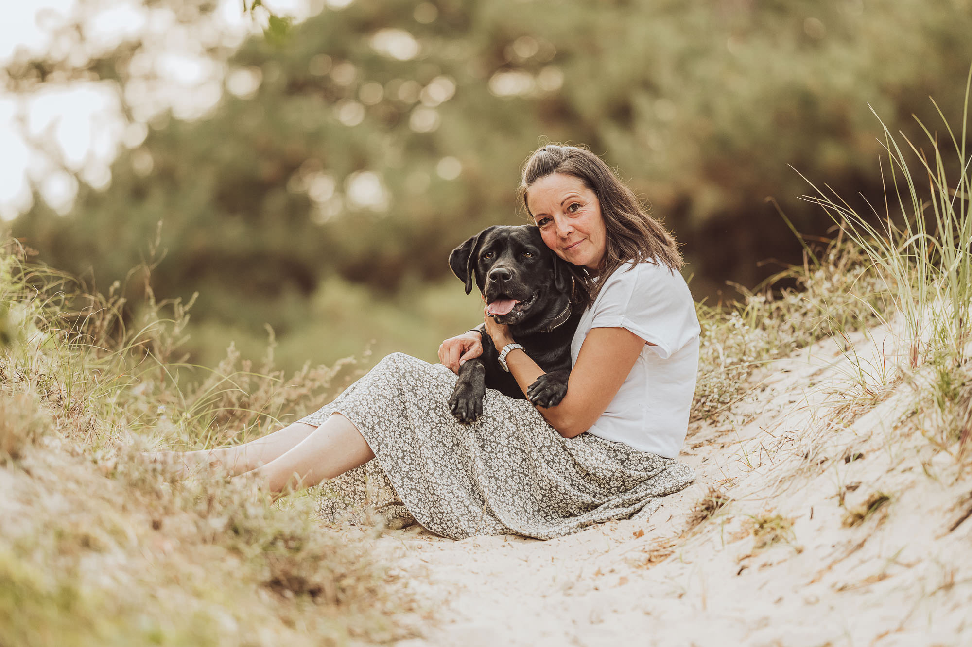 Beispielfotos 19 Frau mit Hund im Sonnenuntergang am Strand beim Hundeshooting