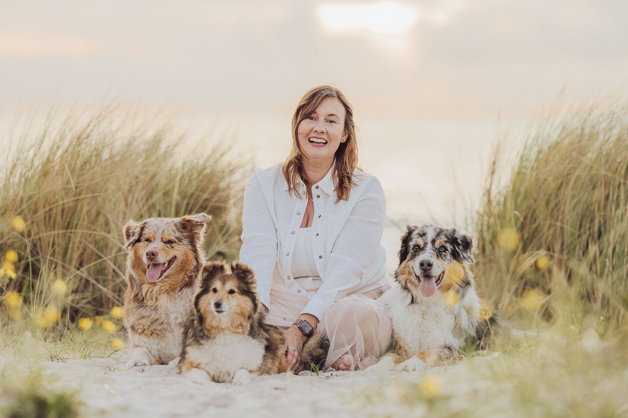 Beispielfotos Frauchen und ihr Rudel haben Spaß beim Hundeshooting in Rostock