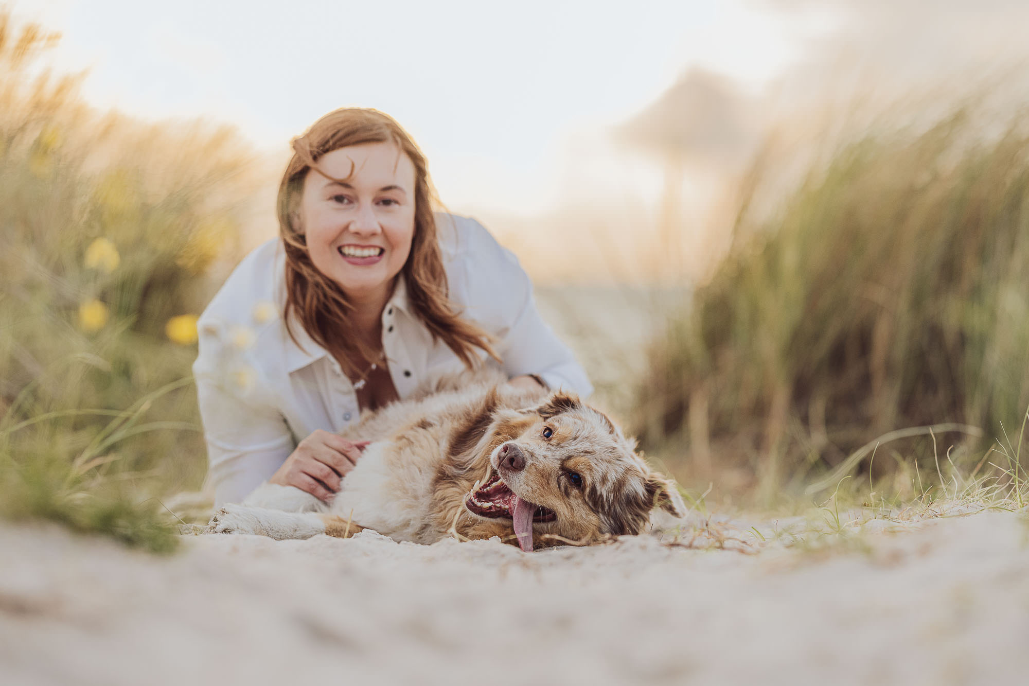 Frauchen und Hund haben Spaß beim Hundeshooting in Rostock