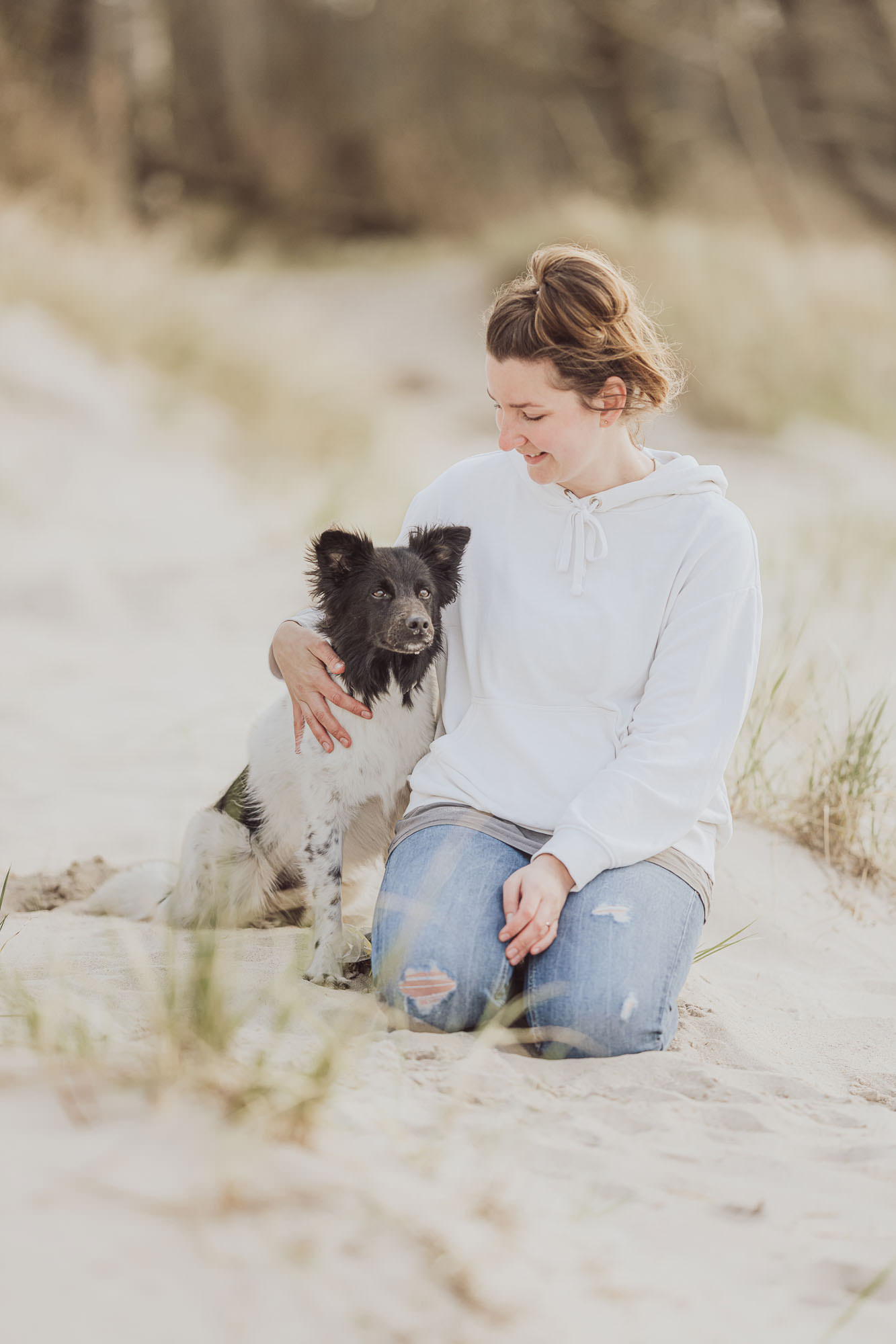 Hund und Mensch - Team am Strand in Warnemünde