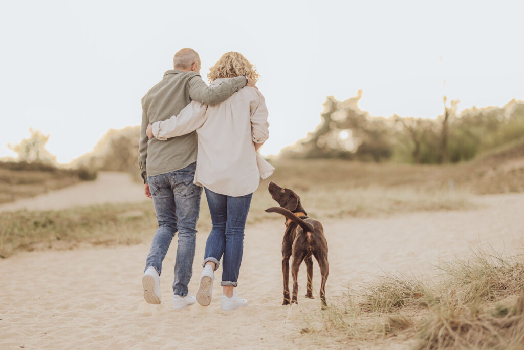 Spaßiges Fotoshooting mit Hund bei Hamburg