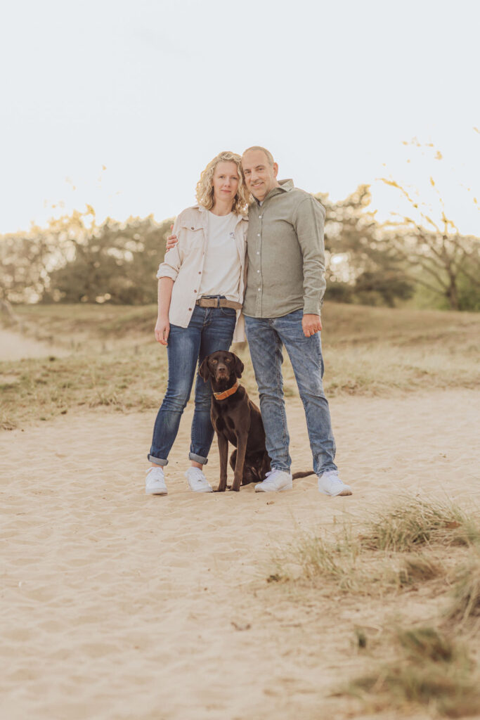 Spaßiges Fotoshooting mit Hund bei Hamburg