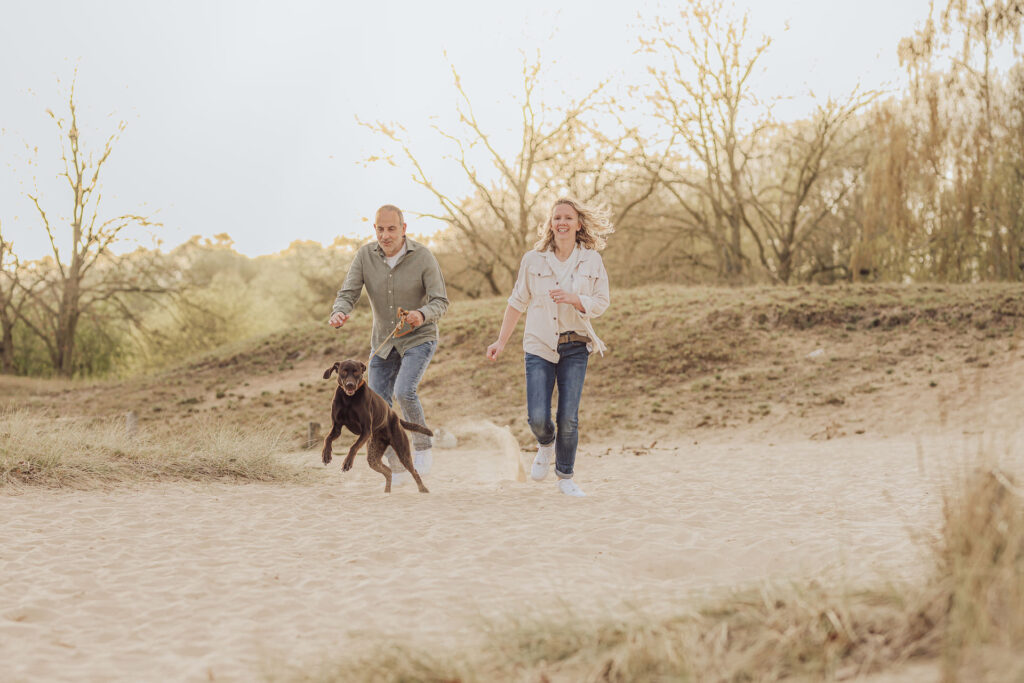 Spaßiges Fotoshooting mit Hund bei Hamburg