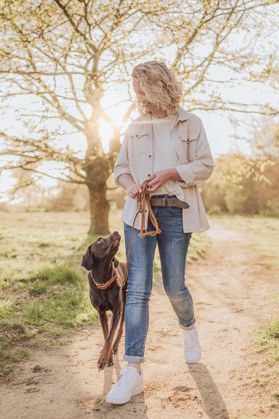 Fotoshooting Hund Hamburg – natürliche Bilder in den Boberger Dünen Emotionale Momente mit Hündin beim Fotoshooting
