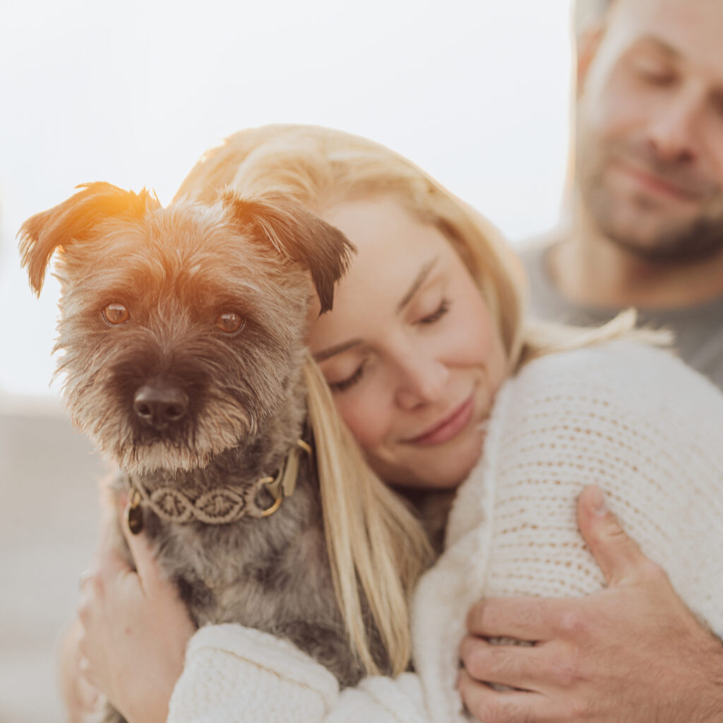 Paarshooting mit Hund an der Ostsee am Strand in Rostock