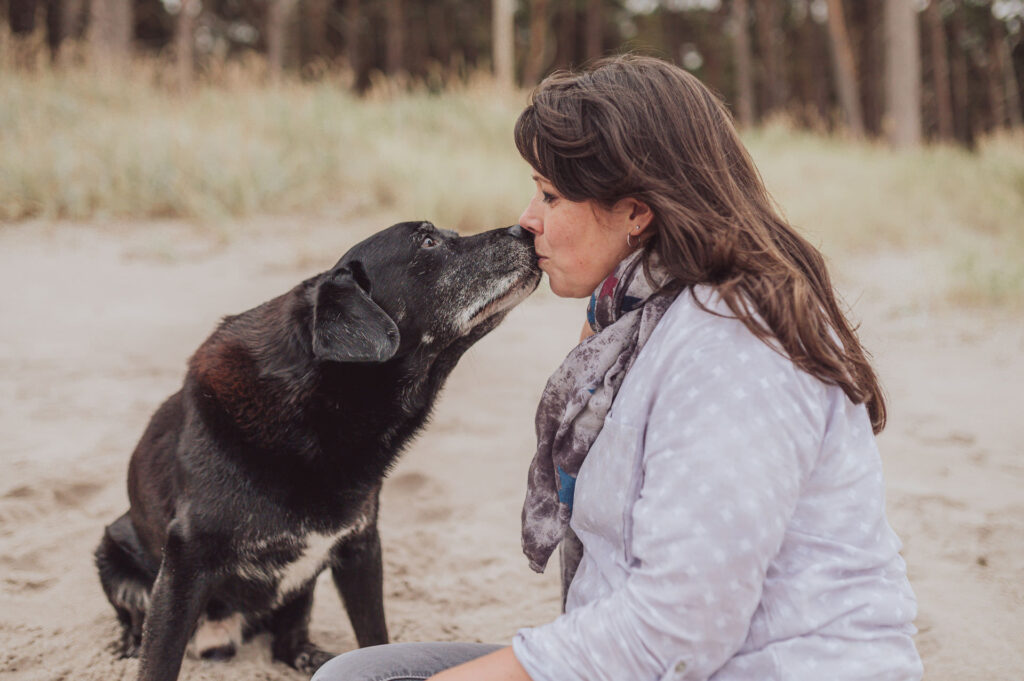 Regenbogen-Shooting mit Hundesenior am Ostseestrand