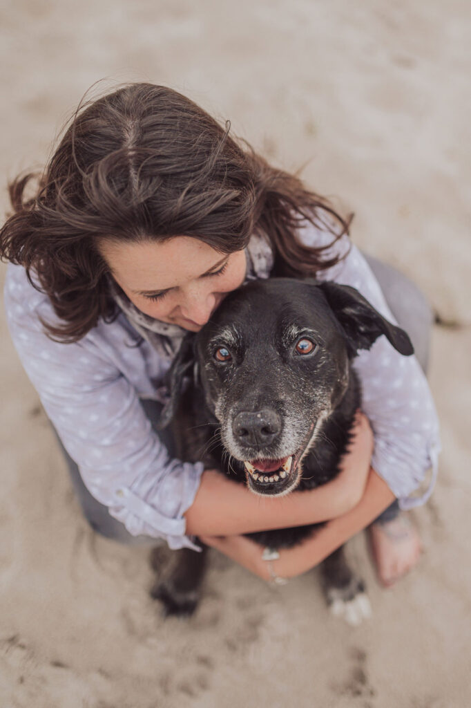 Regenbogen-Shooting mit Hundesenior am Ostseestrand