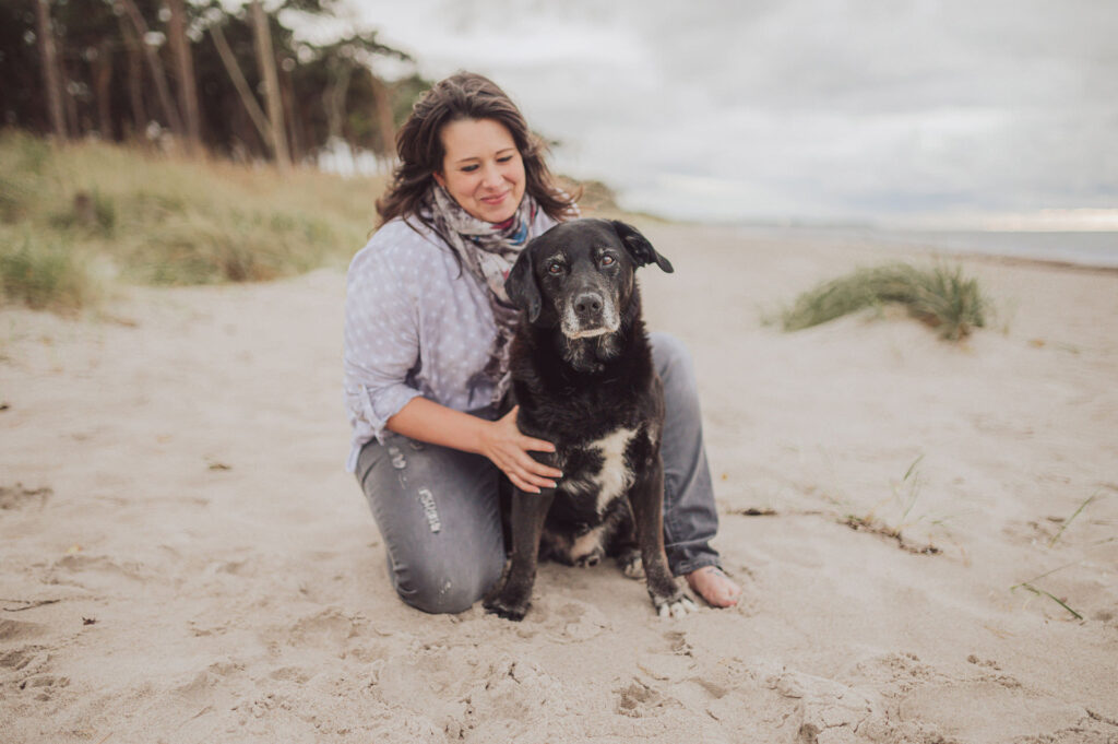 Regenbogen-Shooting mit Hundesenior am Ostseestrand