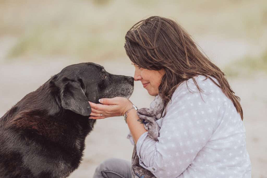 Regenbogen-Shooting mit Hundesenior am Ostseestrand