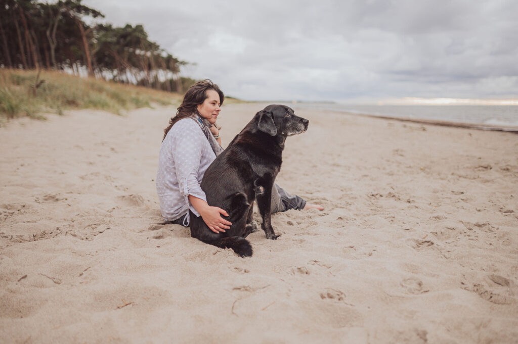 Regenbogen-Shooting mit Hundesenior am Ostseestrand