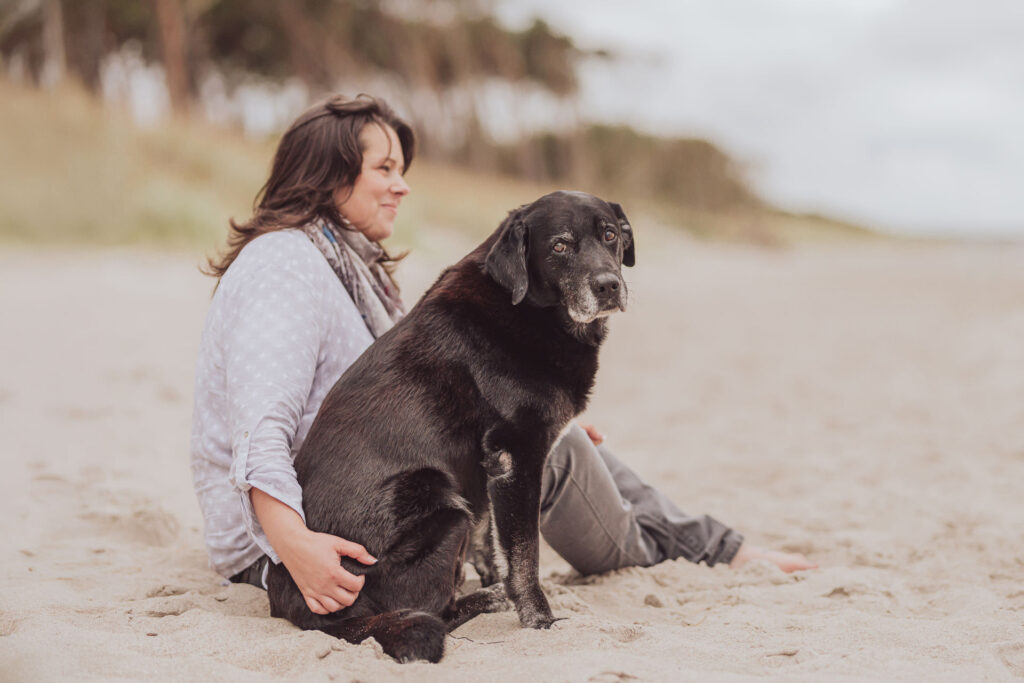 Regenbogen-Shooting mit Hundesenior am Ostseestrand