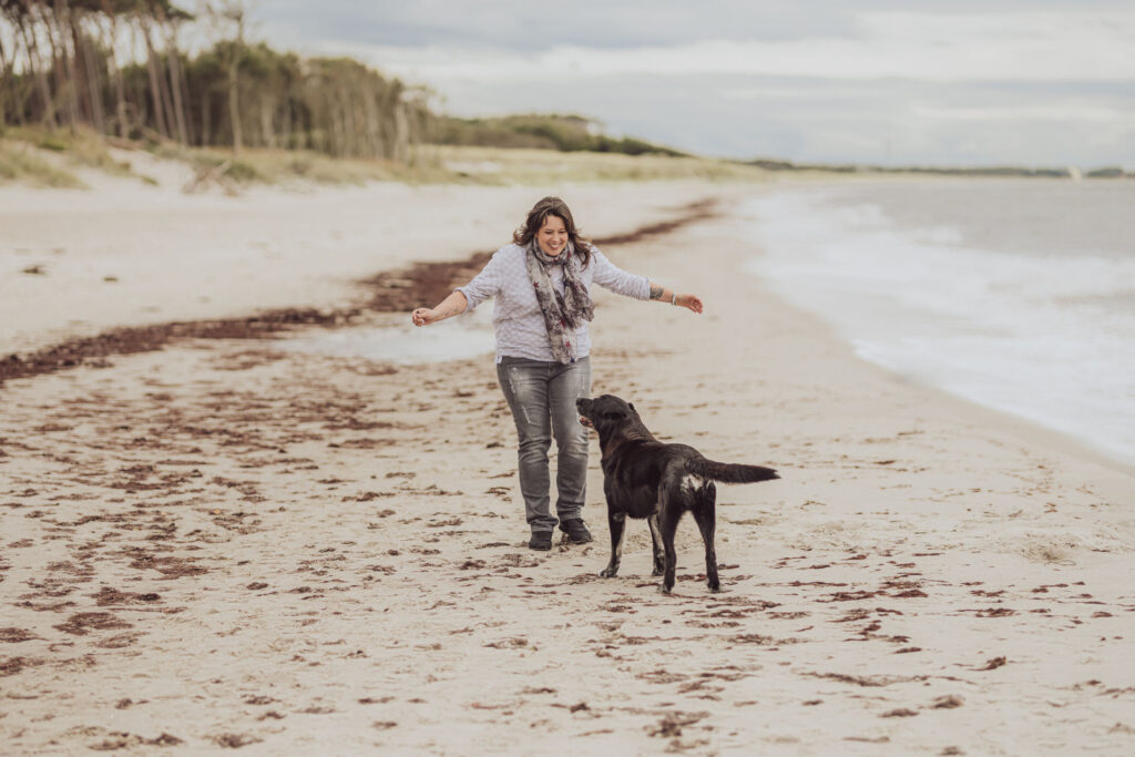 Regenbogen-Shooting mit Hundesenior am Ostseestrand