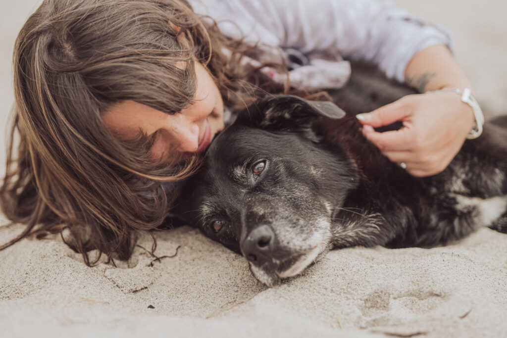 Regenbogen-Shooting mit Hundesenior am Ostseestrand