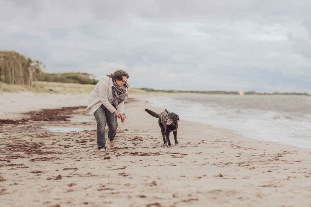 Regenbogen-Shooting mit Hundesenior am Ostseestrand