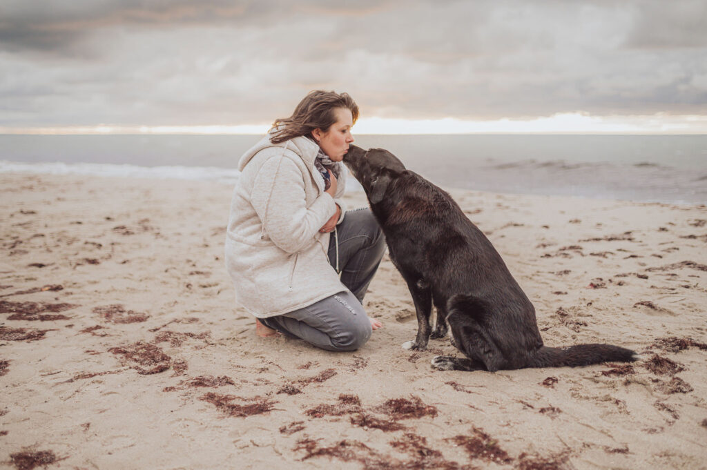 Regenbogen-Shooting mit Hundesenior am Ostseestrand