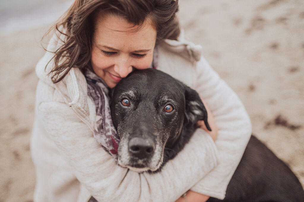 Regenbogen-Shooting mit Hundesenior am Ostseestrand