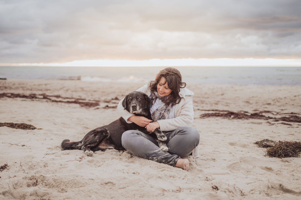 Regenbogen-Shooting mit Hundesenior am Ostseestrand