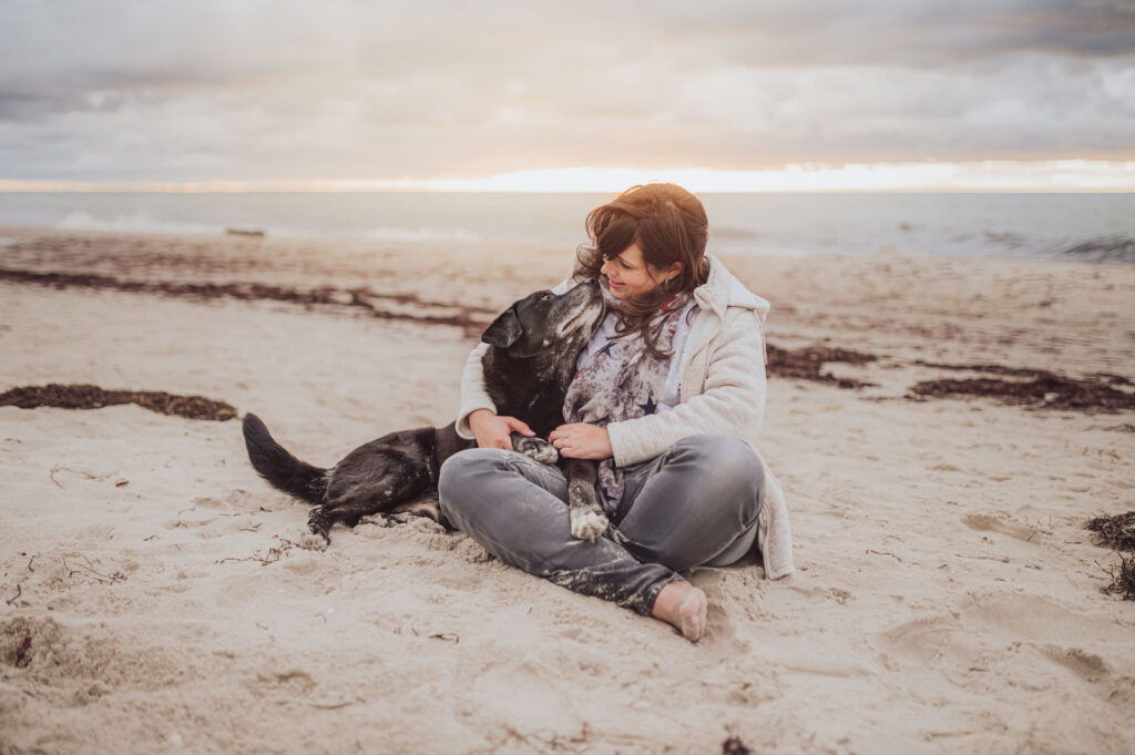 Regenbogen-Shooting mit Hundesenior am Ostseestrand