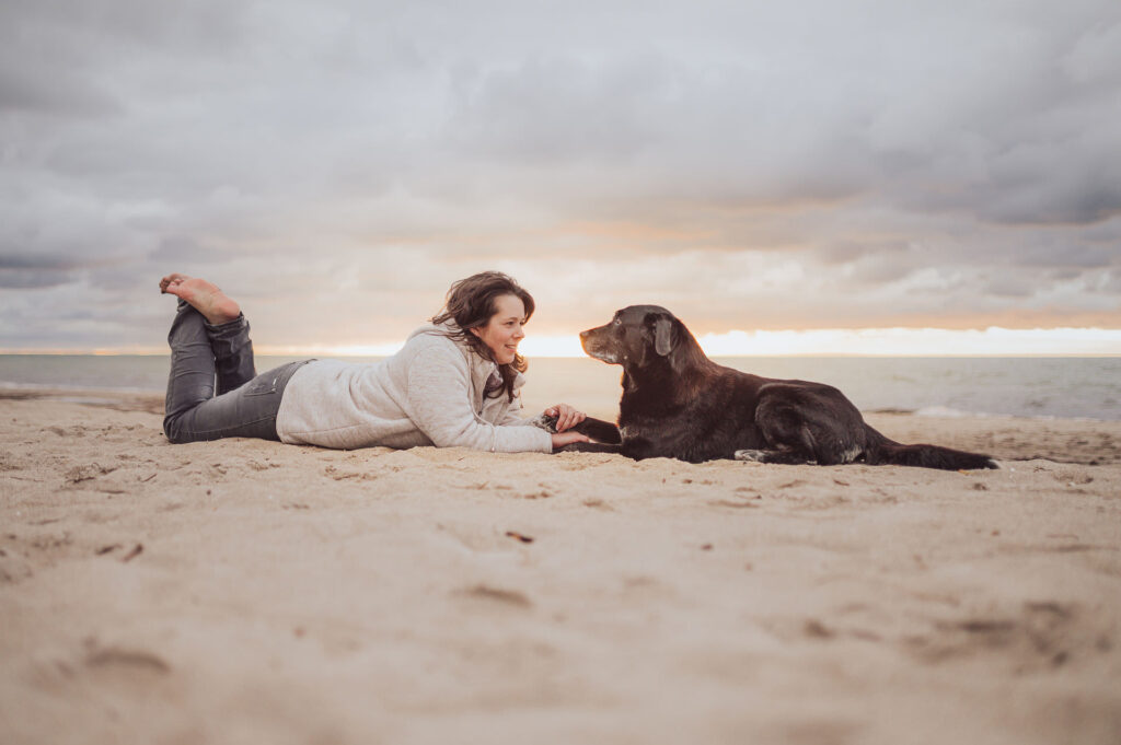 Regenbogen-Shooting mit Hundesenior am Ostseestrand