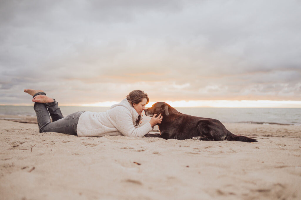 Regenbogen-Shooting mit Hundesenior am Ostseestrand