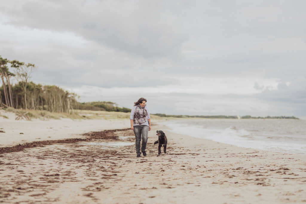 Regenbogen-Shooting mit Hundesenior am Ostseestrand