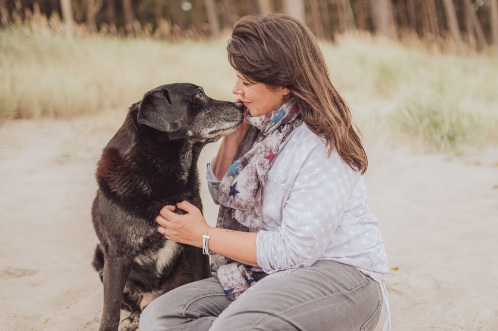 Regenbogen-Shooting mit Hundesenior am Ostseestrand