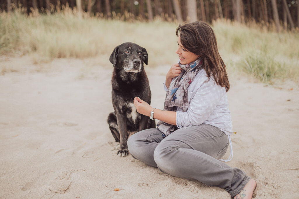 Regenbogen-Shooting mit Hundesenior am Ostseestrand