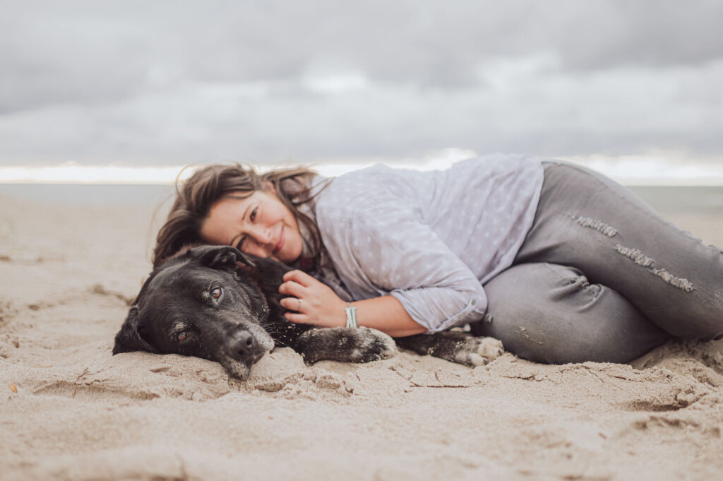 Regenbogen-Shooting mit Hundesenior am Ostseestrand